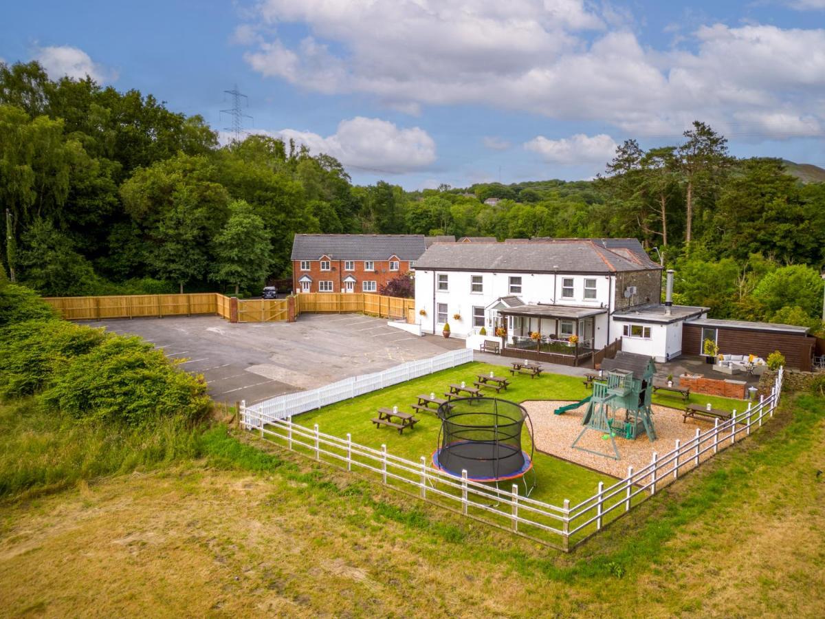 Entire Venue Hire With 8 Bedroom - Your Own Pub Experience Holiday home *