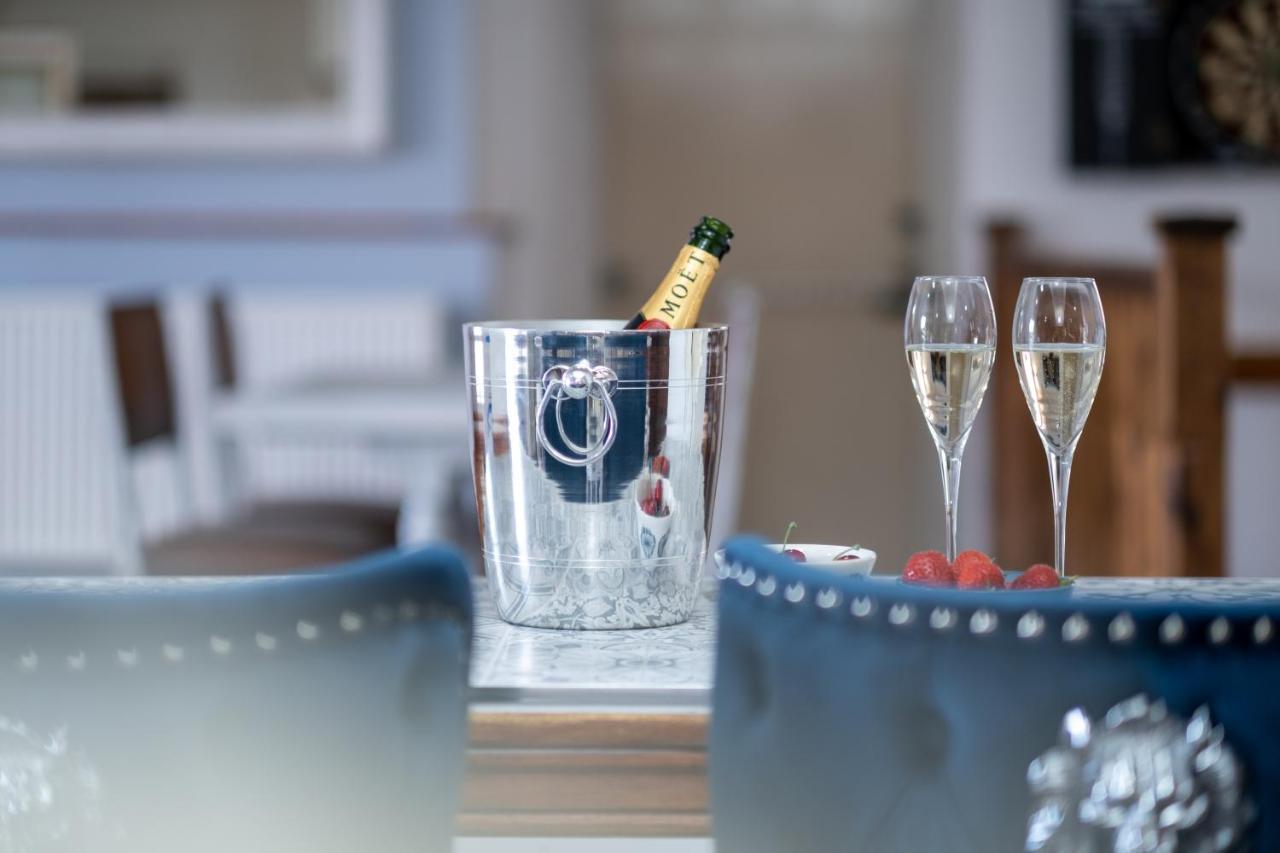 Entire Venue Hire With 8 Bedroom - Your Own Pub Experience * Swansea
