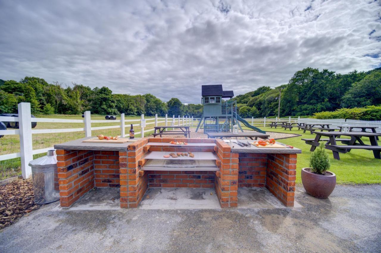 Entire Venue Hire With 8 Bedroom - Your Own Pub Experience Holiday home *