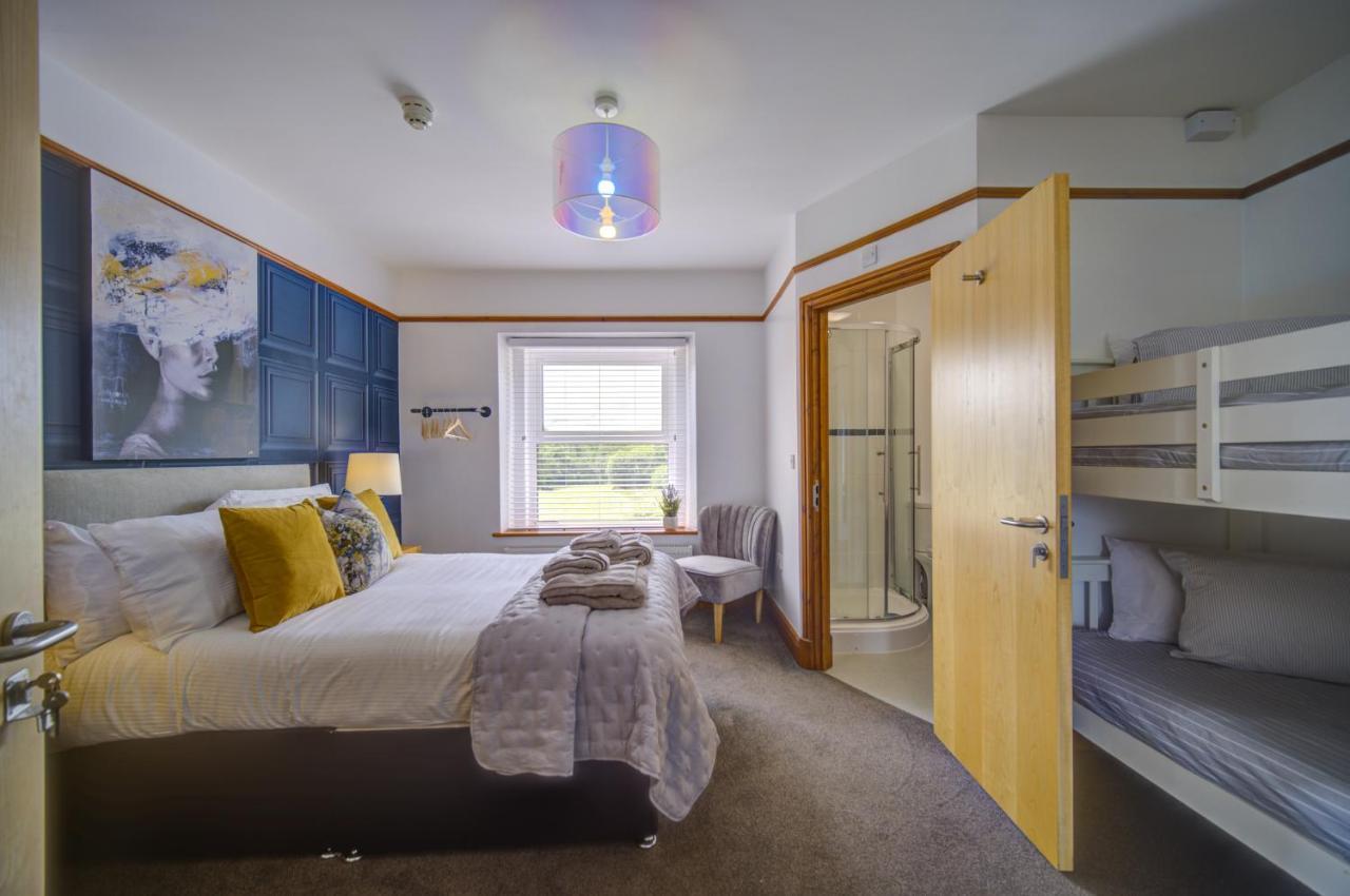 Entire Venue Hire With 8 Bedroom - Your Own Pub Experience Holiday home