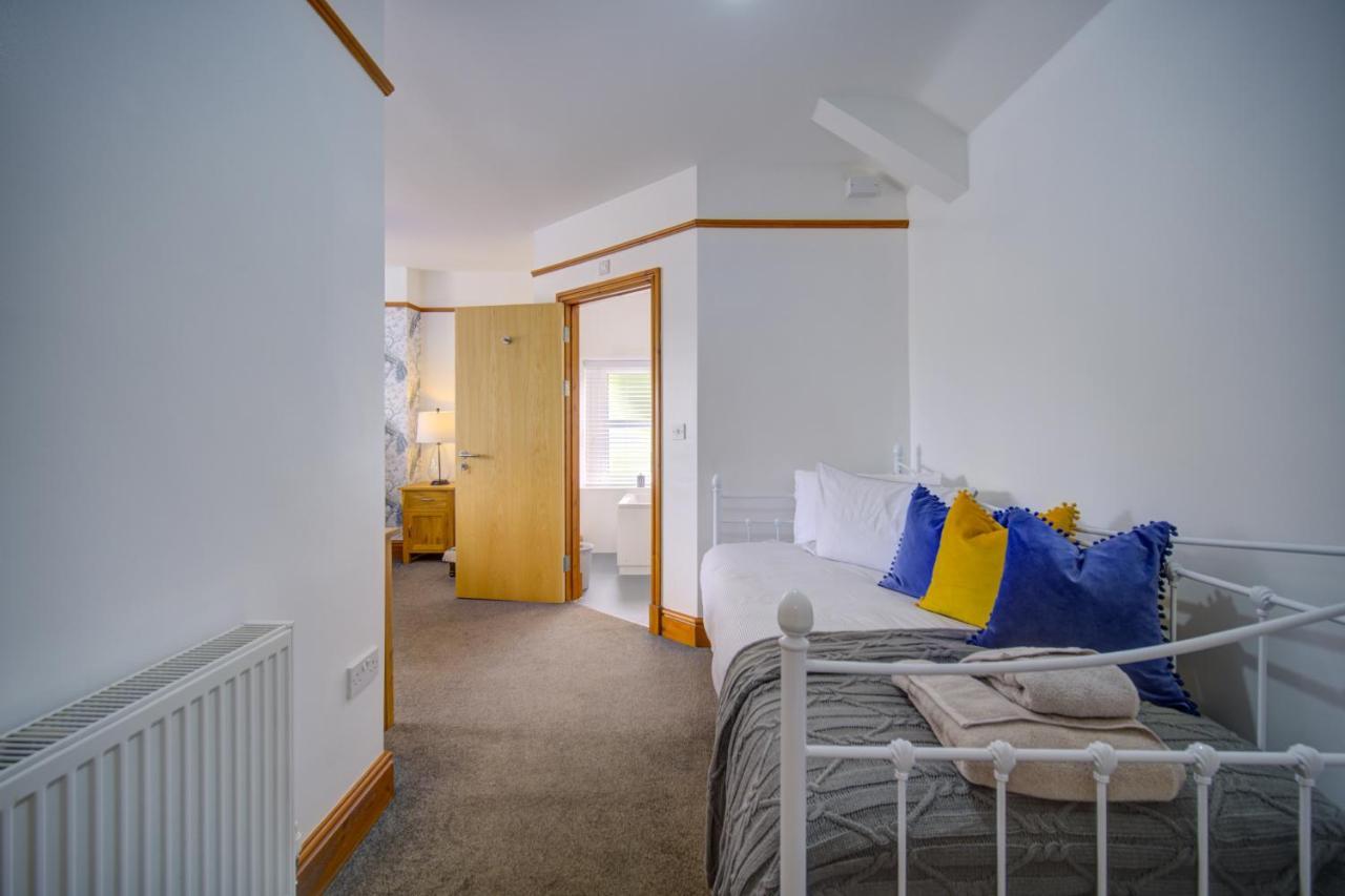 Holiday home Entire Venue Hire With 8 Bedroom - Your Own Pub Experience *