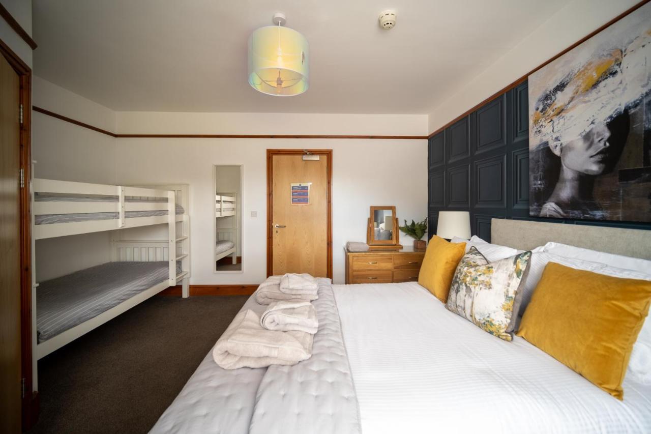 Entire Venue Hire With 8 Bedroom - Your Own Pub Experience Holiday home