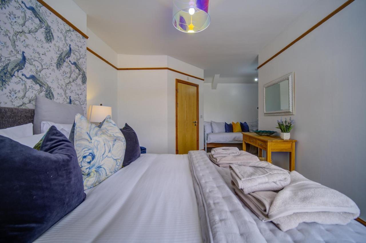 Entire Venue Hire With 8 Bedroom - Your Own Pub Experience Holiday home *