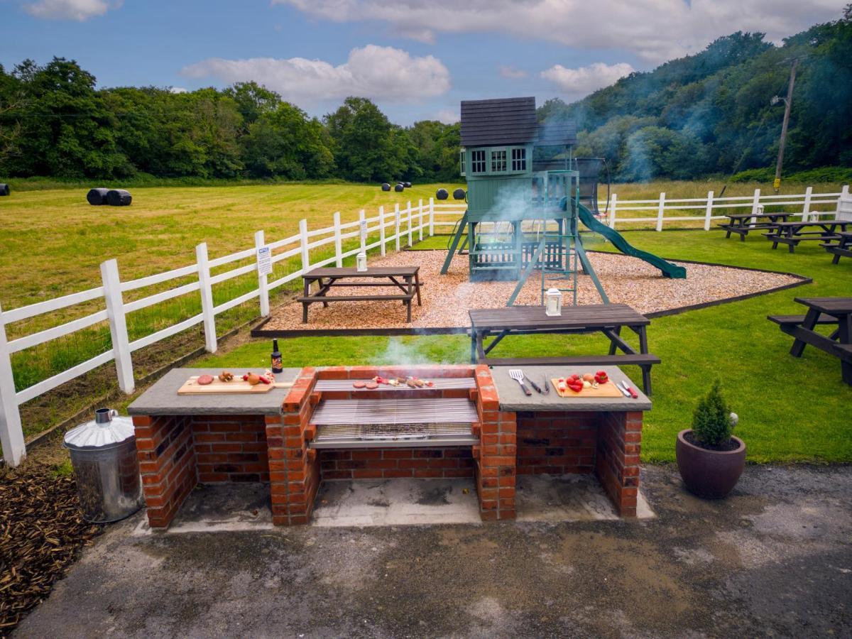 Entire Venue Hire With 8 Bedroom - Your Own Pub Experience Holiday home