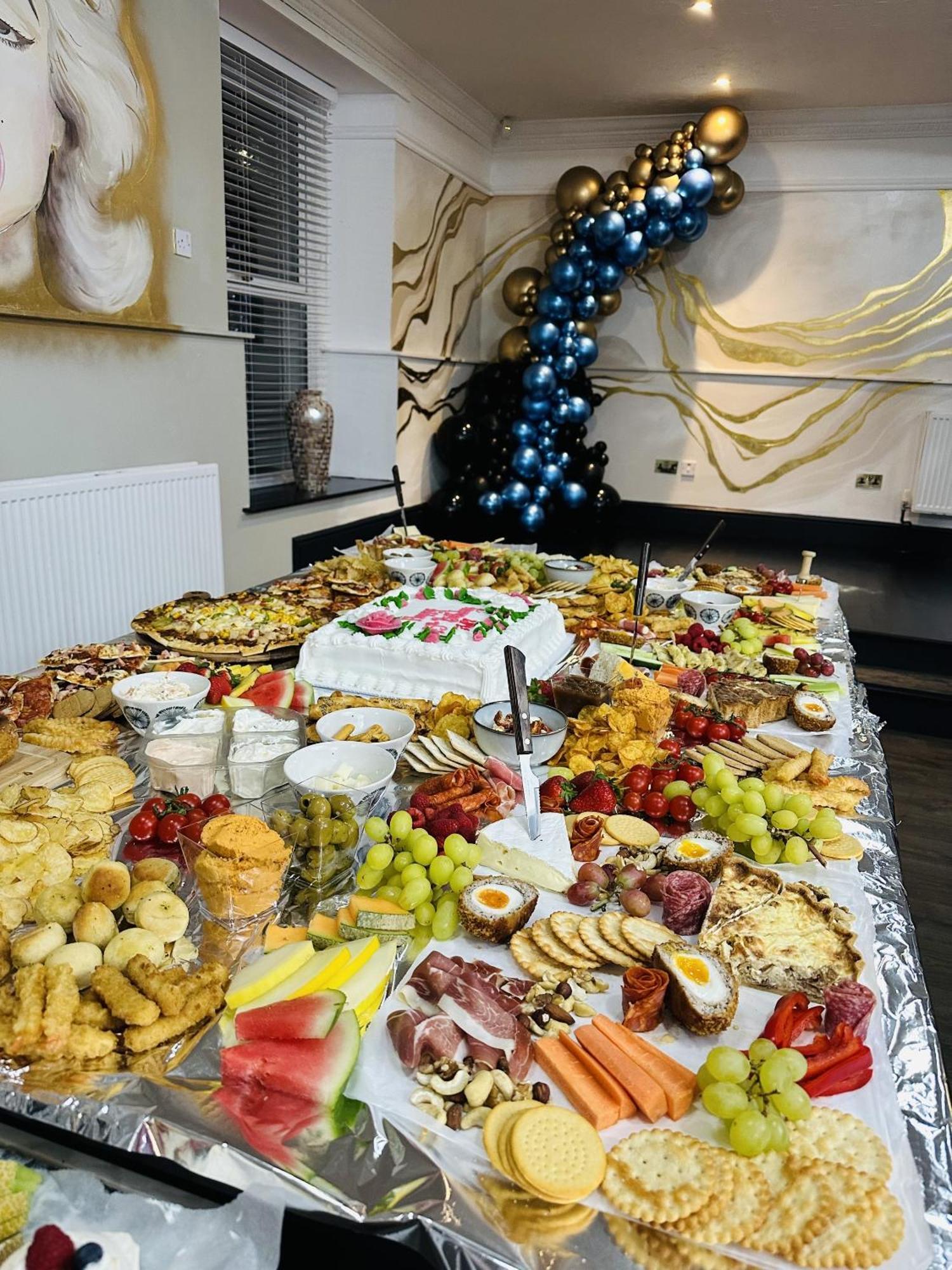 Entire Venue Hire With 8 Bedroom - Your Own Pub Experience Holiday home